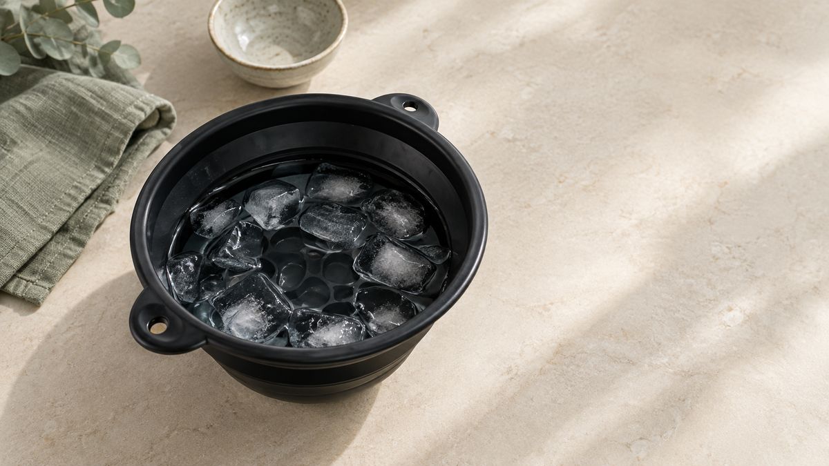 El bol con agua y hielo junto a lino salvia y un cuenco de cerámica