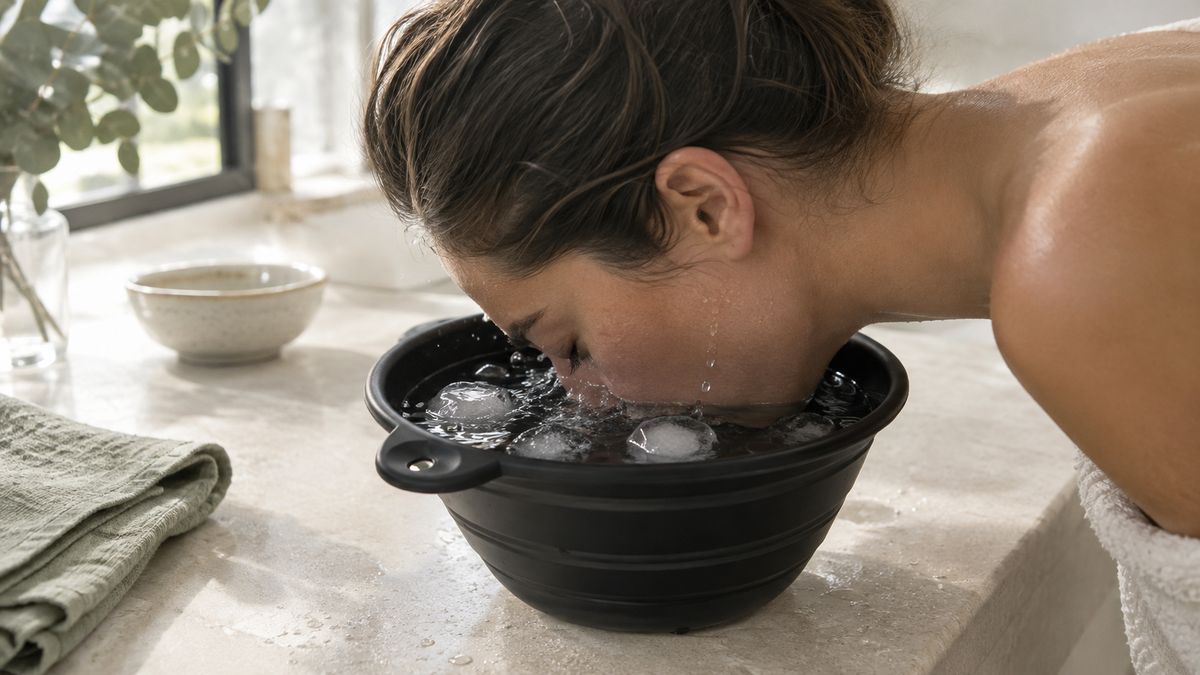 Mujer sumergiendo el rostro en el bol con agua y hielo