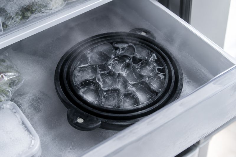 El bol con el hielo ya formado en el congelador