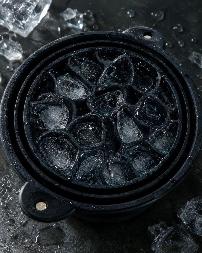 Bol con hielo sobre pizarra fría